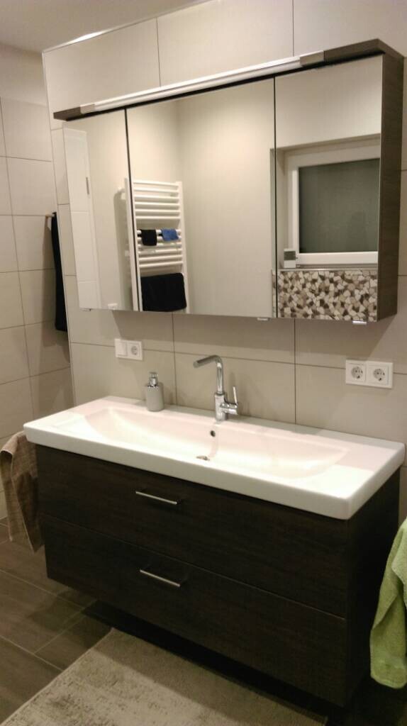 Moderne Badezimmer-Waschtisch mit dunklem Holzunterschrank, Spiegelschrank und Armatur