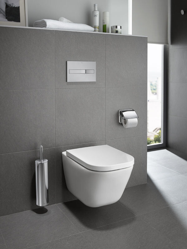 Modernes Badezimmer mit wandhängendem WC, grauen Fliesen und Fenster im Hintergrund
