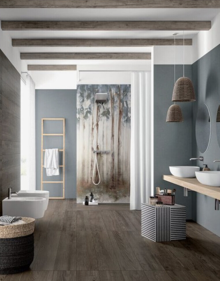 Modernes Badezimmer mit Holzfußboden, zwei Waschbecken, Wald-Wandbild hinter der Dusche.
