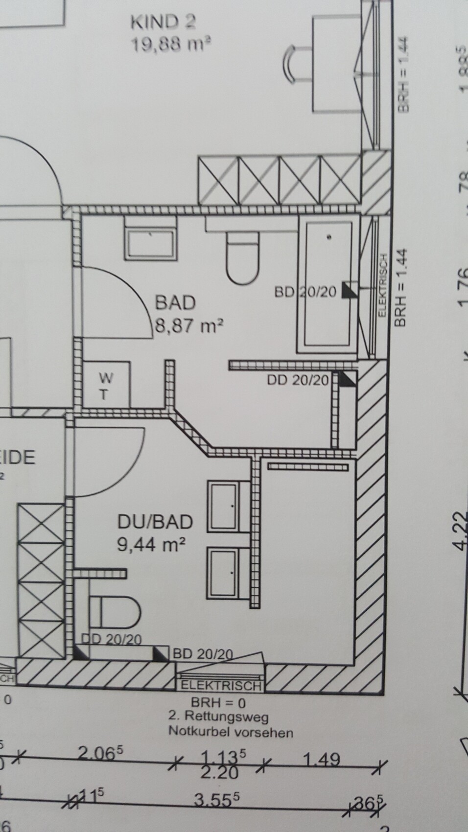 Grundriss eines Badezimmers mit Dusche, Badewanne und Sanitäranlagen