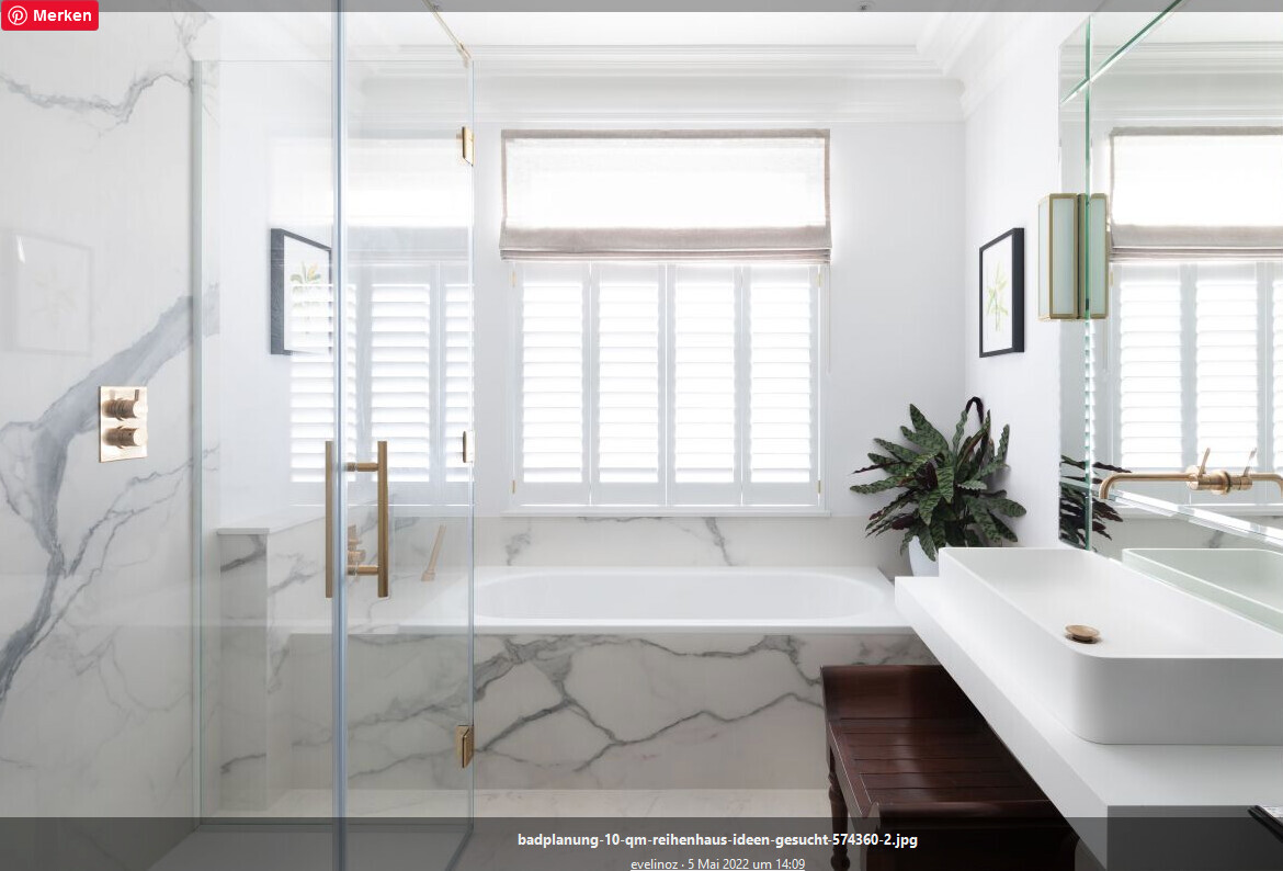 Modernes Badezimmer mit Marmordetails, Glasdusche, Badewanne, Waschtisch und Fenster mit Jalousien.