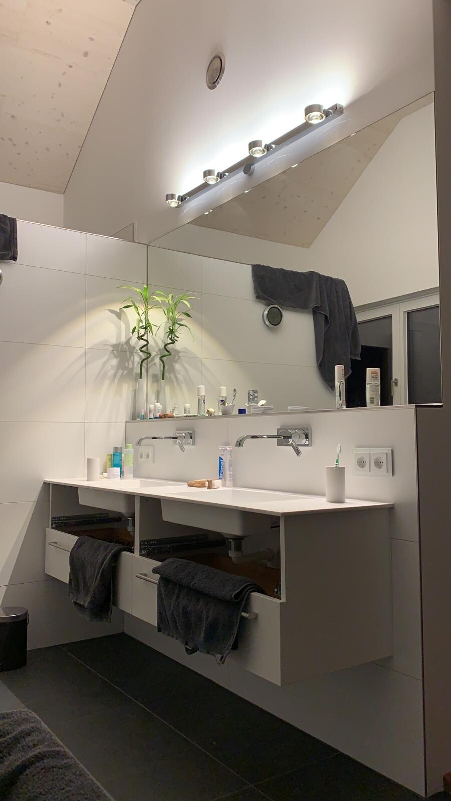Modernes Badezimmer mit Doppelwaschbecken, Spiegel und Wandlampen
