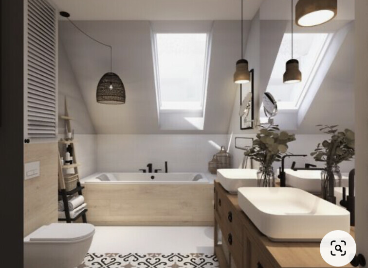 Helles Badezimmer mit Badewanne an der Rückwand, Doppelwaschbecken auf Holzunterschrank, Pflanzen.