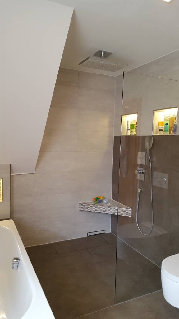 Modernes Badezimmer mit Glasdusche, Wandfliesen und Badewanne links