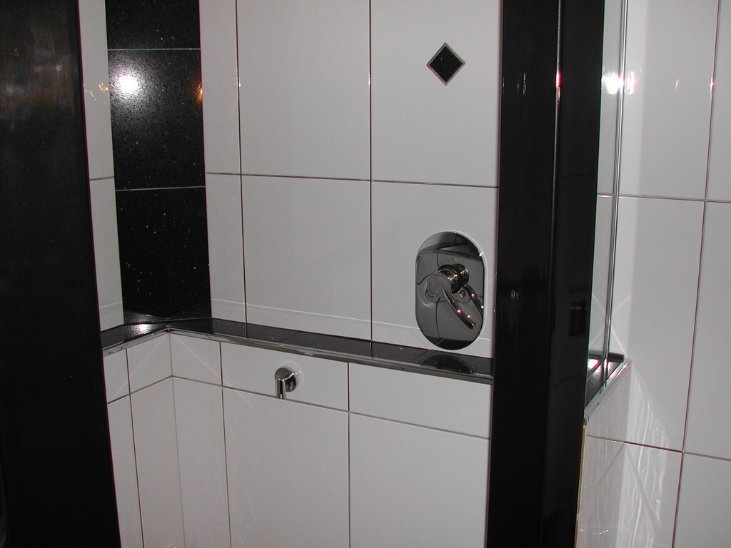modernes-badezimmer-mit-weissen-fliesen-dusche-chrom-armaturen.JPG