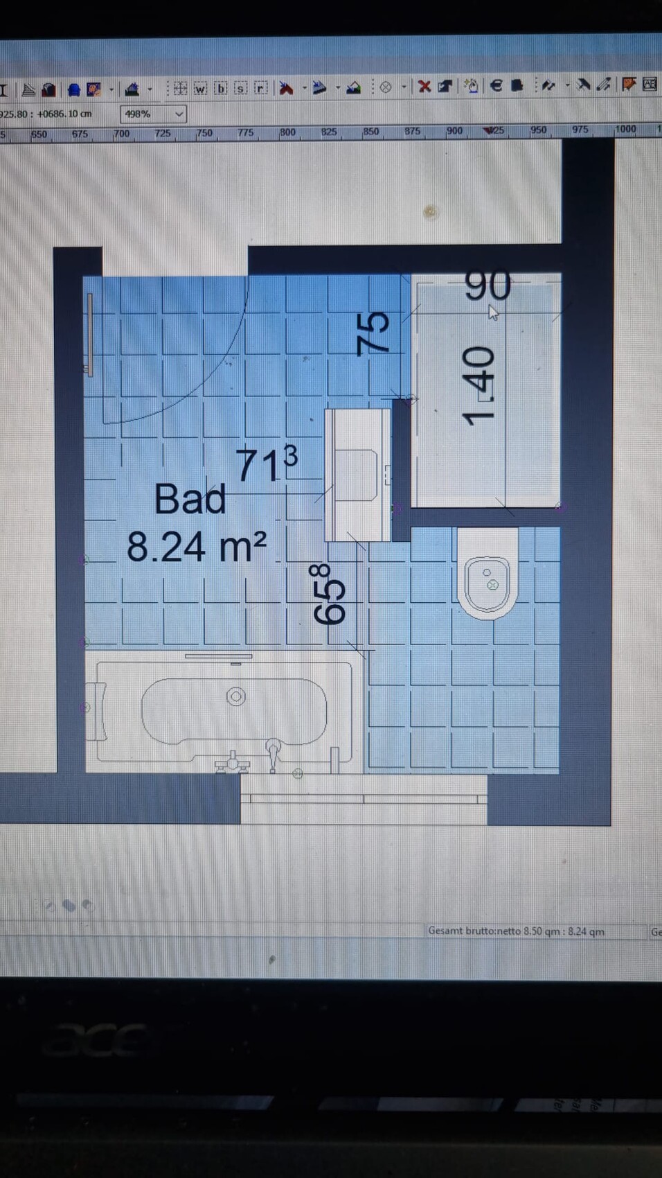 Grundriss eines Badezimmers mit Badewanne, Waschbecken und Toilette auf Fliesen.