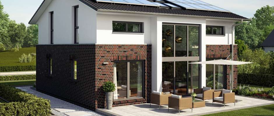 Modernes zweigeschossiges Haus mit großer Glasfront, Terrasse und Lounge-Mobiliar.