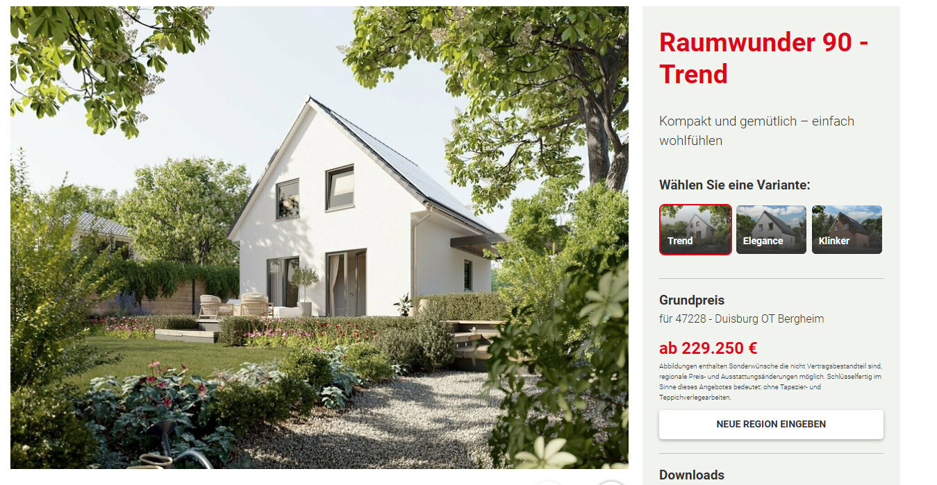 Modernes weißes Einfamilienhaus mit Garten, Terrasse und Bäumen.