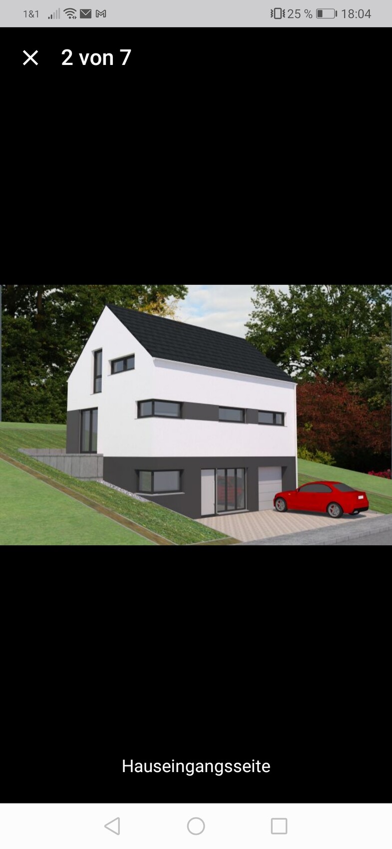 Moderne zweigeschossige weiße Hausfassade am Hang mit Garage, rotem Auto und Bäumen im Hintergrund.
