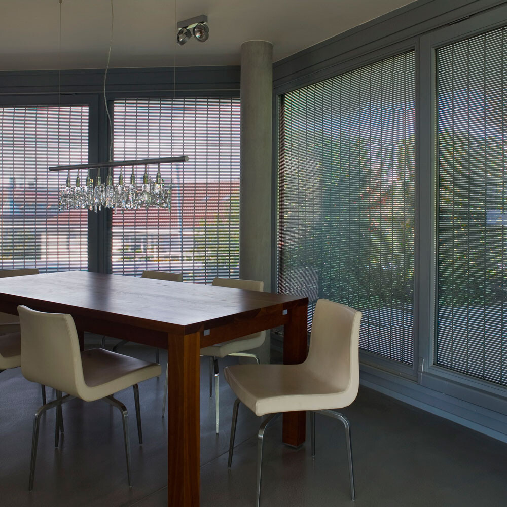 modernes-esszimmer-massivholztisch-kristall-haengeleuchte-grosse-fenster.jpg