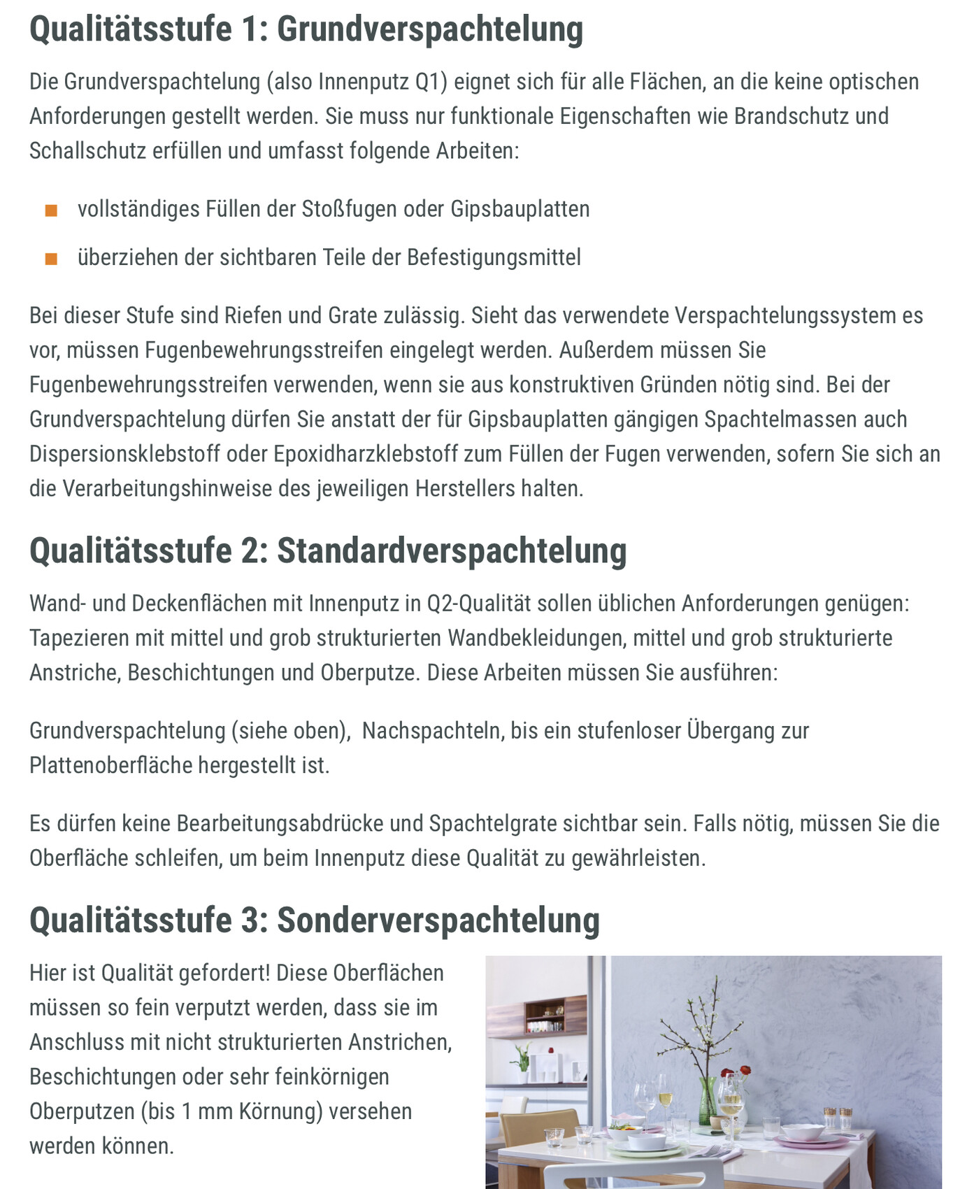 Dokumentseite zu Qualitätsstufen; unten rechts modernes Esszimmer mit Tisch und Stühlen.