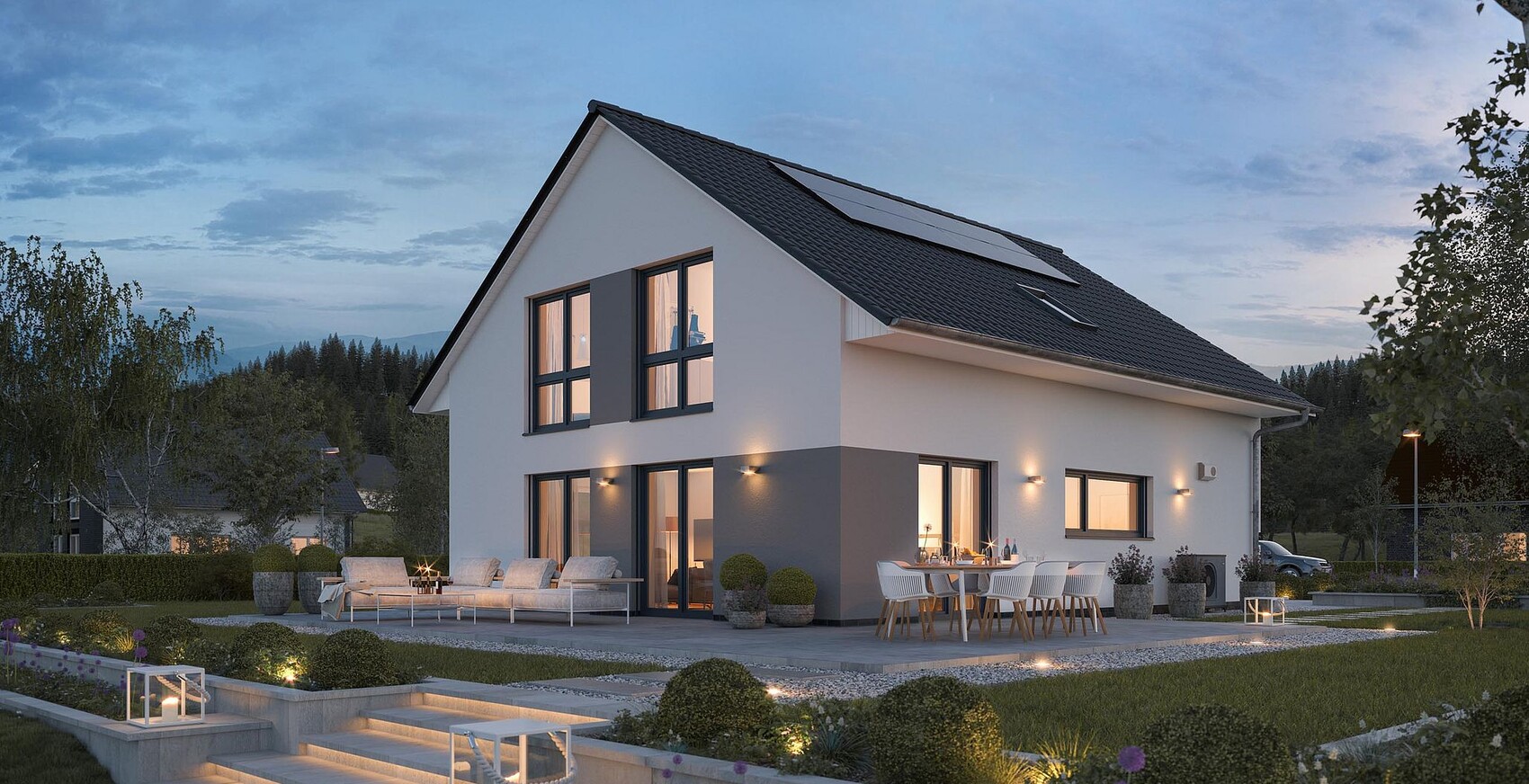 Modernes Einfamilienhaus mit Solaranlagen, Terrasse und Garten bei Dämmerung.