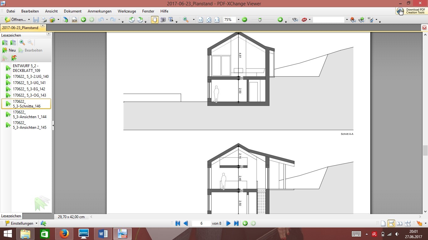 Schnitt A-A eines zweigeschossigen Hauses mit Giebeldach und Treppe.