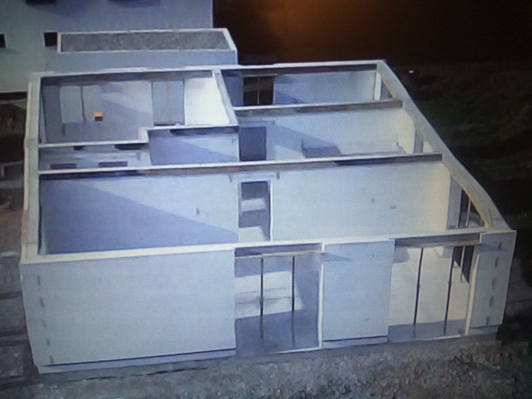 Architekturmodell eines modernen, mehrstöckigen Hauses mit großen Glasfronten und Terrassen.