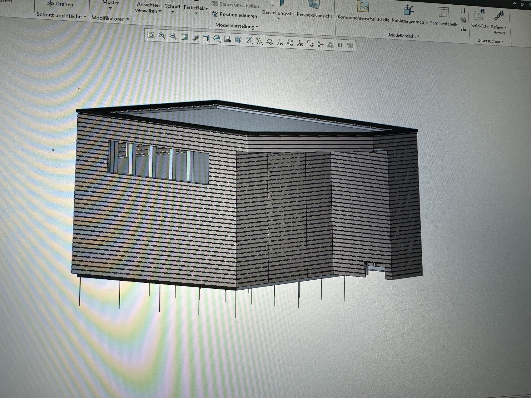 3D-Modell eines modernen Holzhauses mit horizontaler Verkleidung, Fensterband, auf Stützen.
