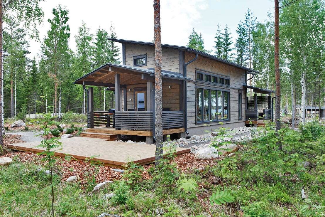 modernes-holzhaus-im-wald-terrasse.jpg