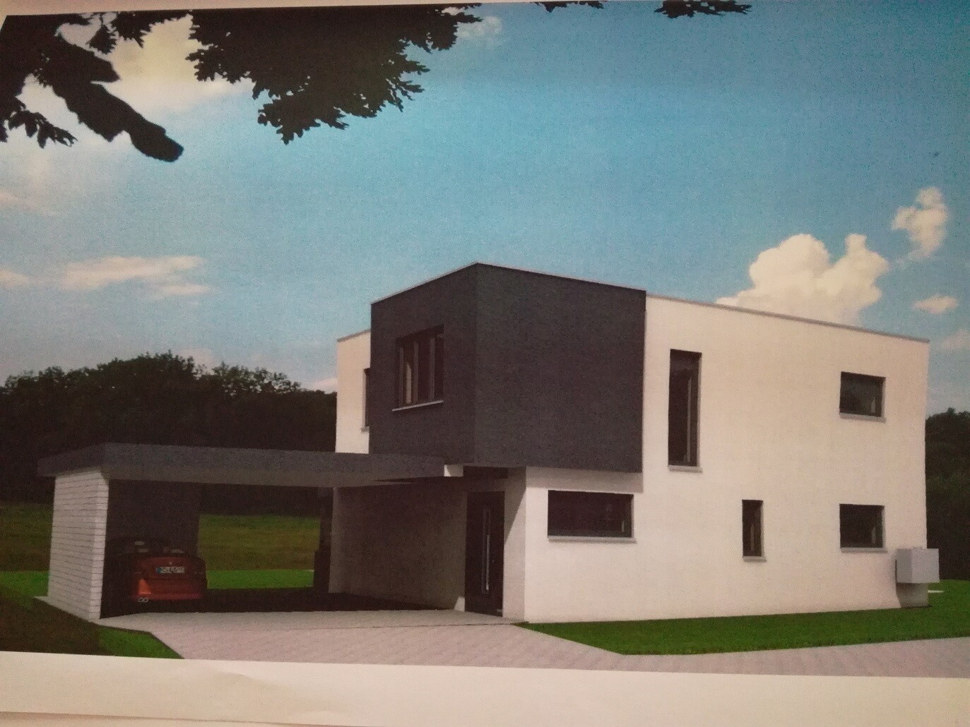 Moderne zweistöckige Villa mit grauem Obergeschoss, Carport und rotem Auto auf grünem Rasen.