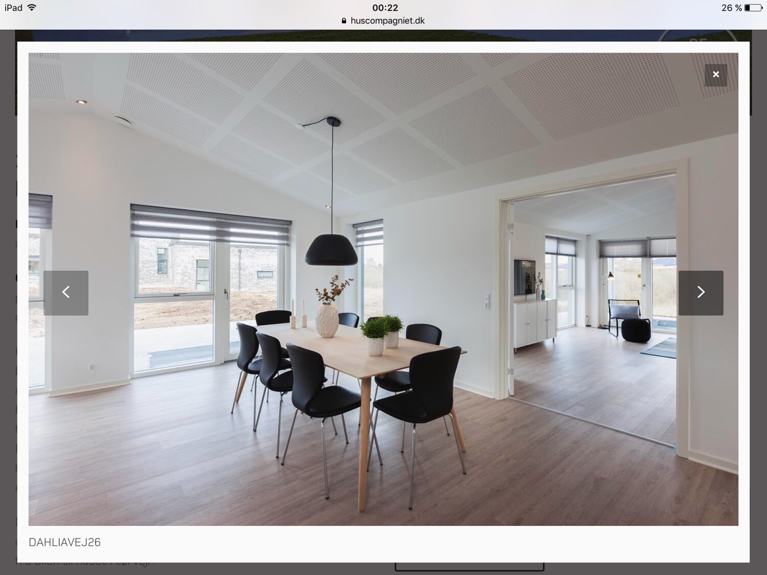 Heller moderner Essbereich mit Holztisch, schwarzen Stühlen, Pendellampe und großen Fenstern