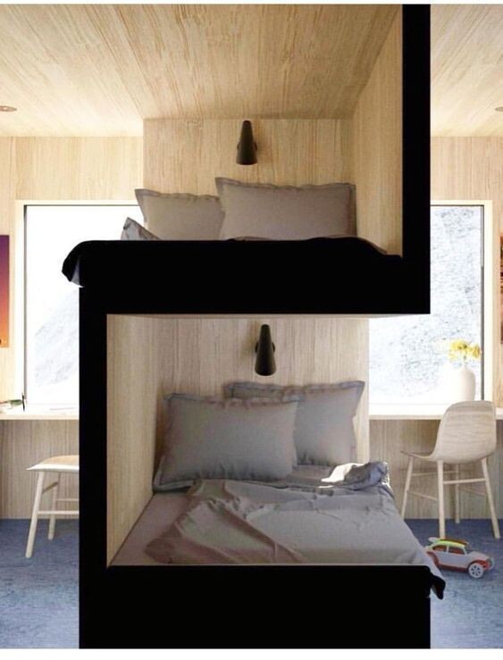 Moderne Etagenbett-Nische in hellem Holzraum mit Fenster, Stuhl und Spielzeugauto.