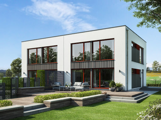Modernes zweistöckiges Haus mit großen Fenstern, Holzterrasse und gepflegtem Garten.