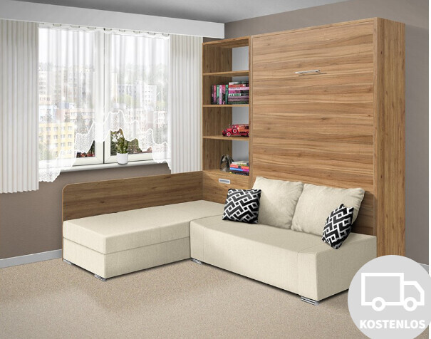 Beiges Ecksofa im Wohnzimmer, Holzregalwand mit Büchern und Spielzeugauto, Fenster mit Vorhängen.