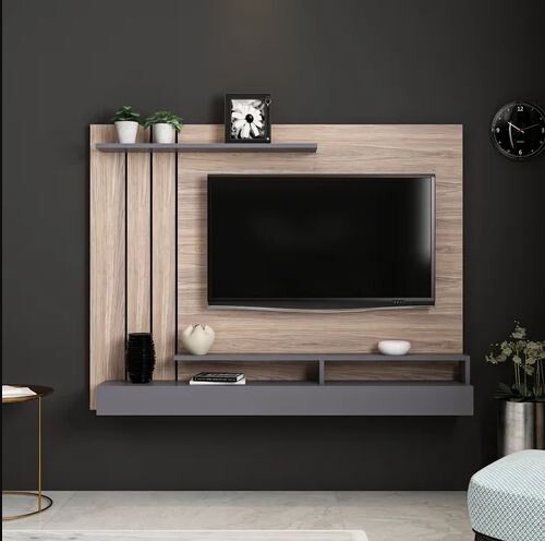Moderner Wohnraum: Fernseher an Holzpaneelwand, graue Ablage, Vasen und Pflanzen.