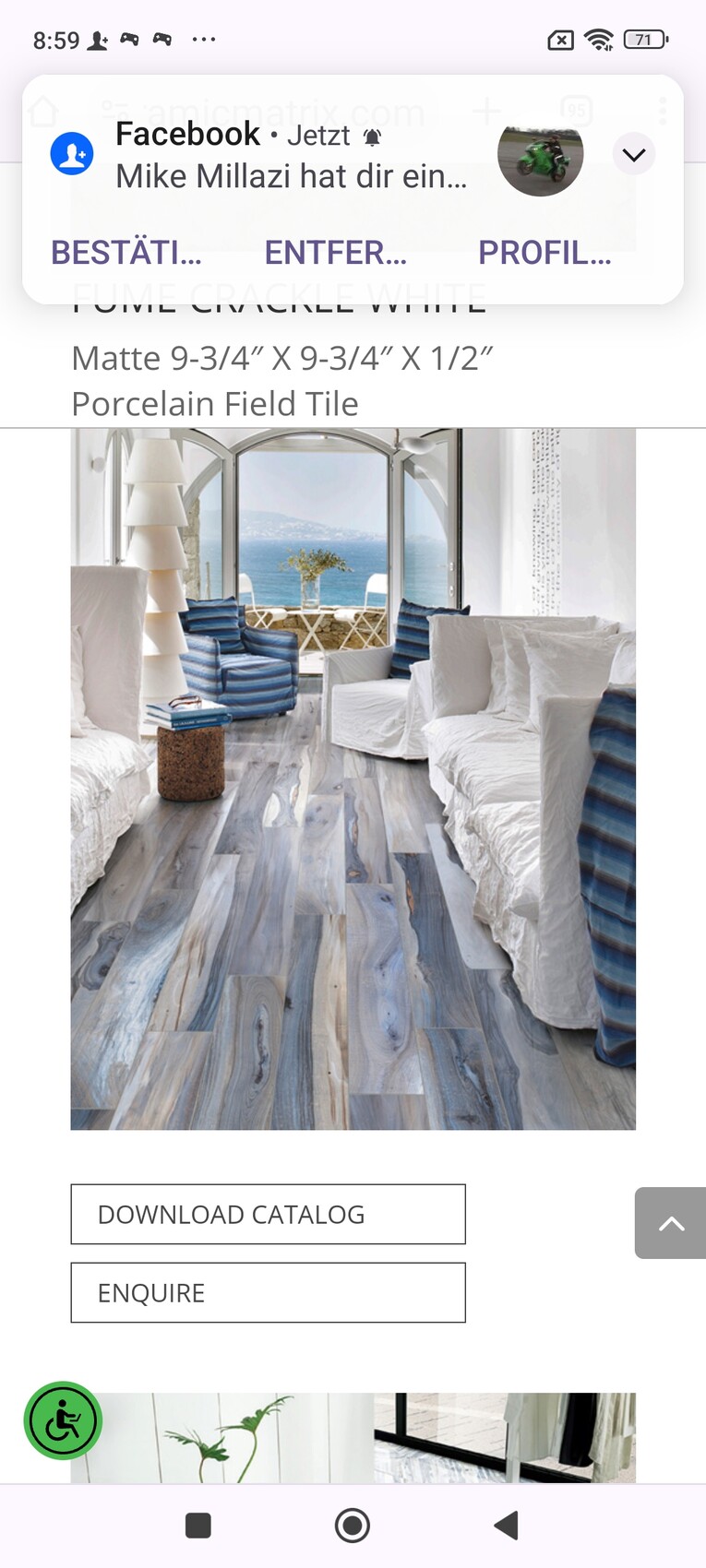 Helles Wohnzimmer mit weißen Sofas, blauen Kissen und blau-weißem Porzellanboden; Meerblick.