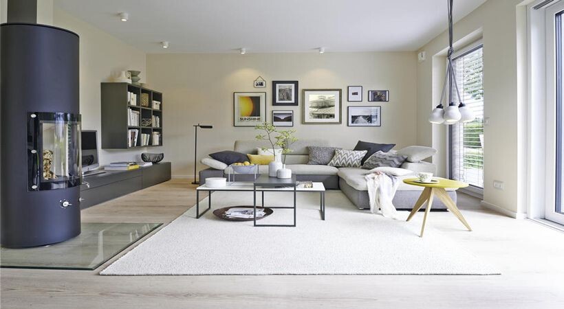 Modernes Wohnzimmer mit L-Sofa, Kamin, Bildergalerie und großen Fenstern.