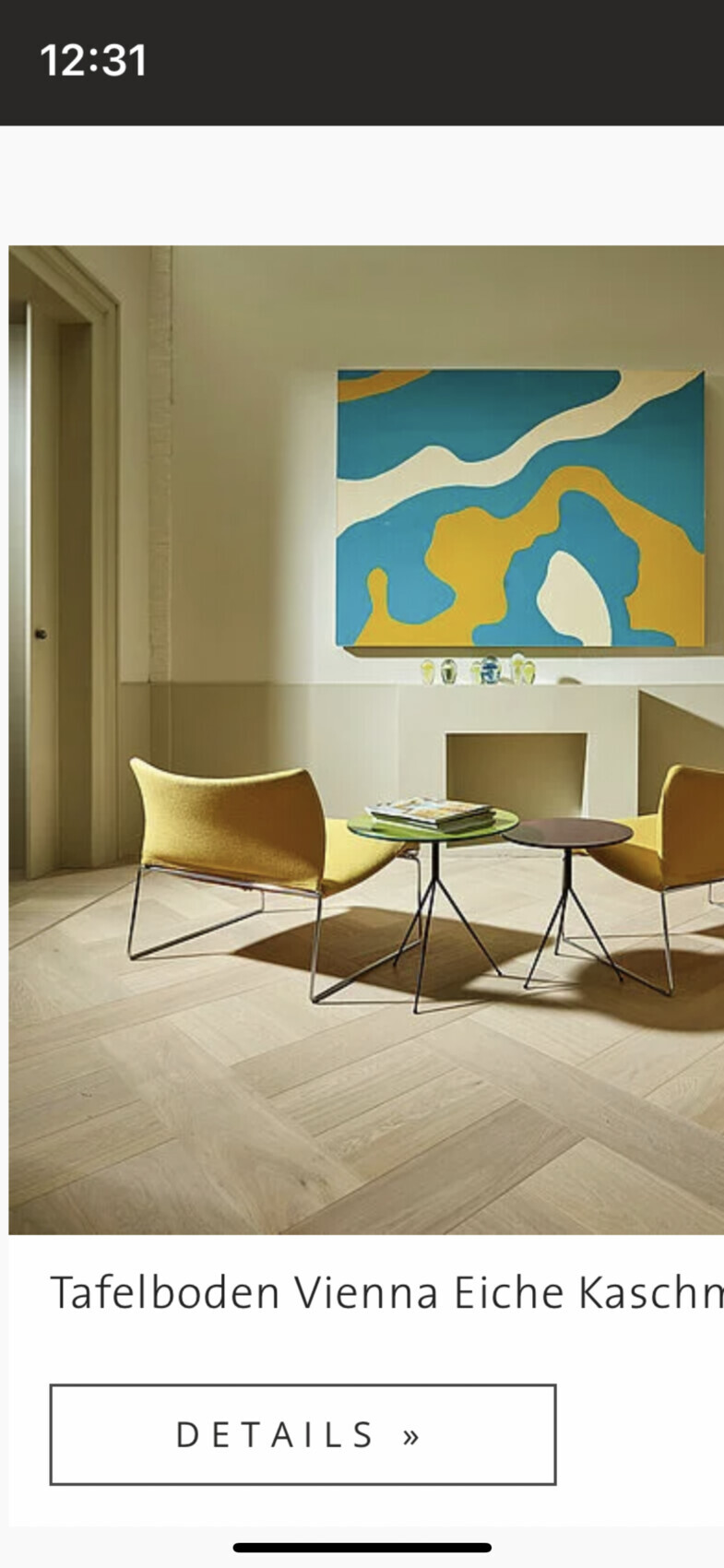 Modernes Wohnzimmer mit buntem abstrakten Kunstwerk an der Wand und gelben Sesseln