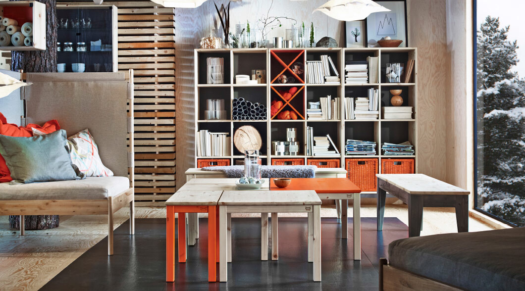 Modernes Wohnzimmer mit Holzregalen, Couchtischen und gemütlicher Sitzecke