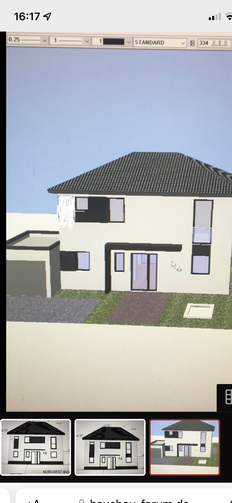 Moderne zweigeschossige Villa mit dunklem Ziegeldach, weiße Fassade, Garage links.