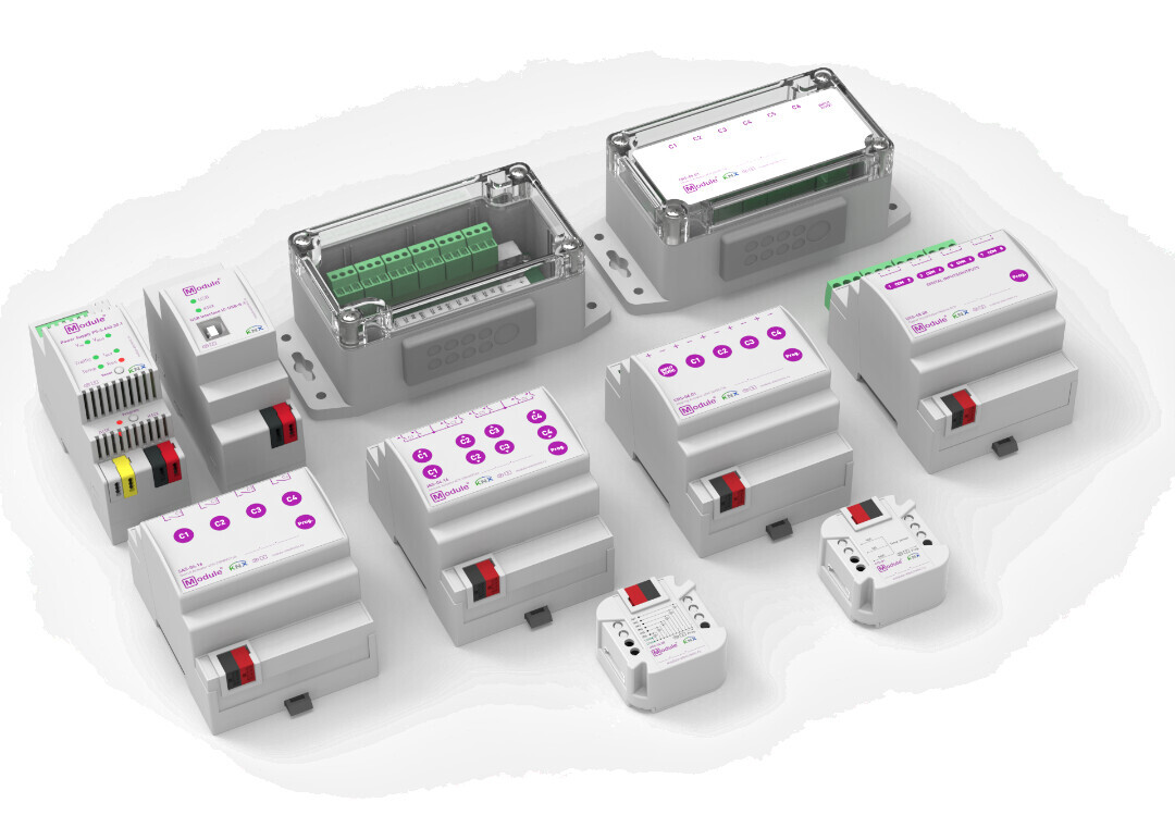 Elektrischer Verteiler mit zwei transparenten Gehäusen und grünen Terminalblöcken, weiße Module