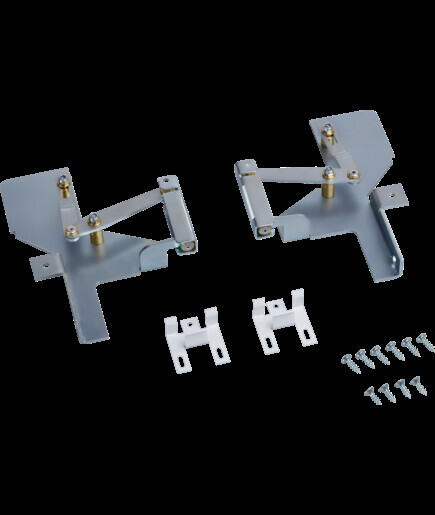 Zwei graue Metallwinkelhalterungen mit Bolzen, Schrauben und Kleinteilen für Montage.