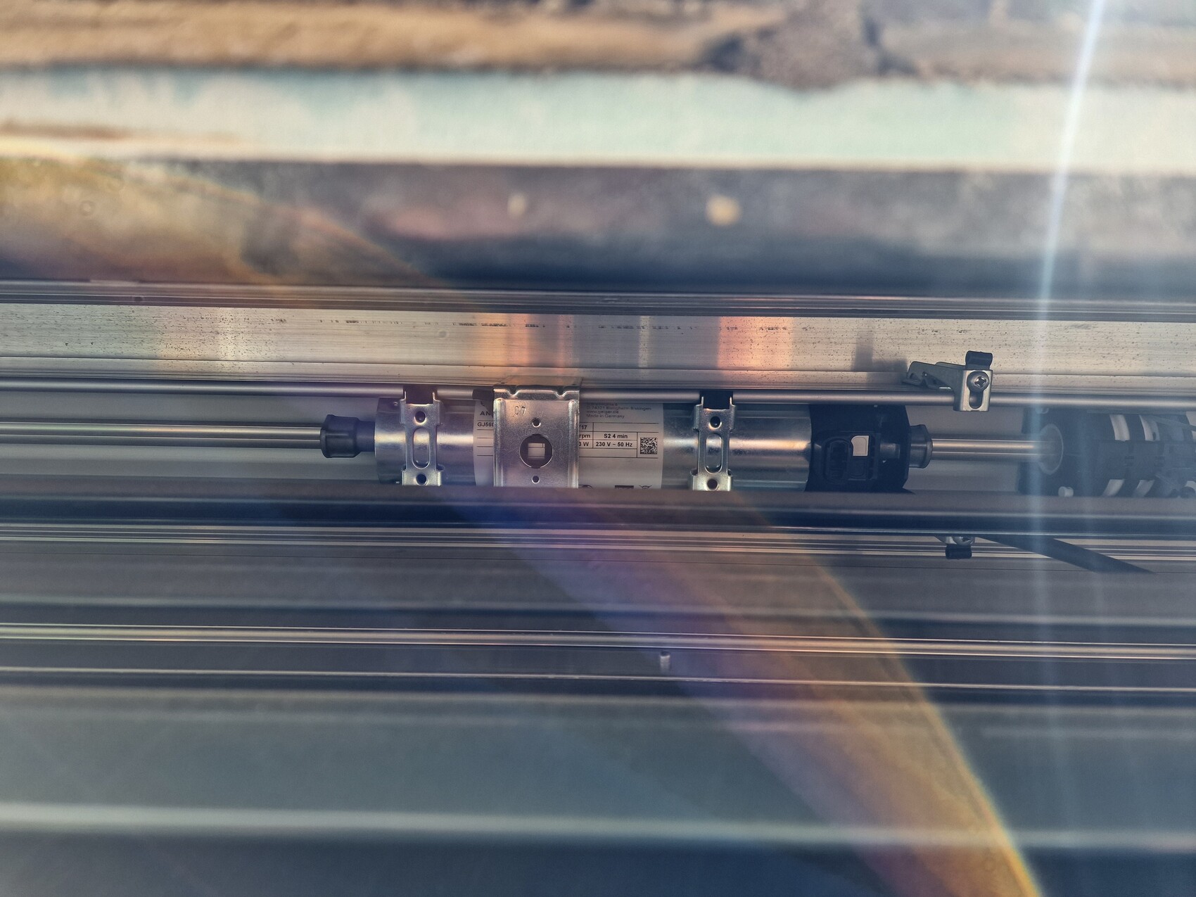 Nahaufnahme eines linearen Aktuators auf einer Metall-Schienenführung.