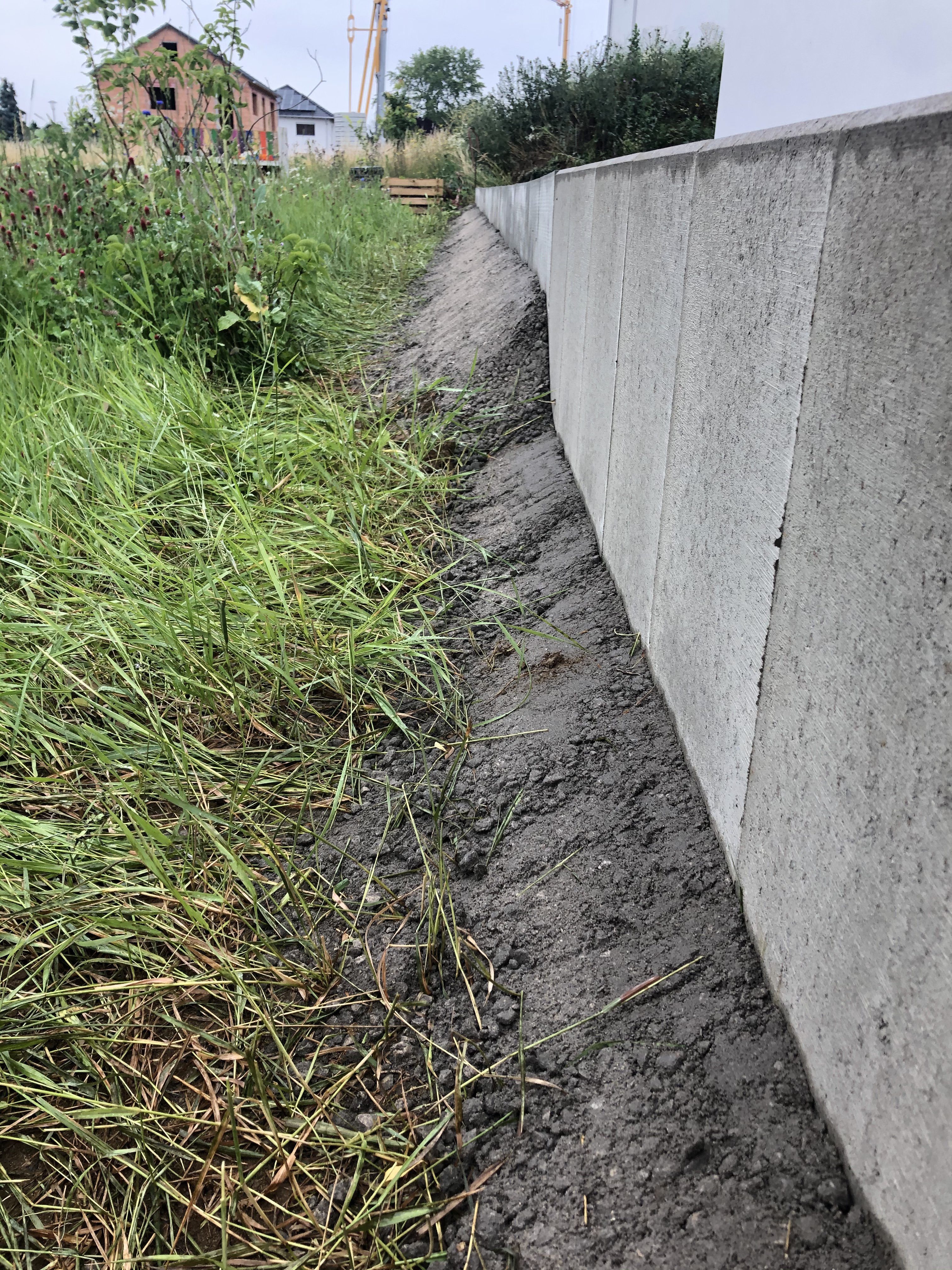 nachbars-betonstuetzen-auf-unserem-grundstueck-417063-1.jpeg