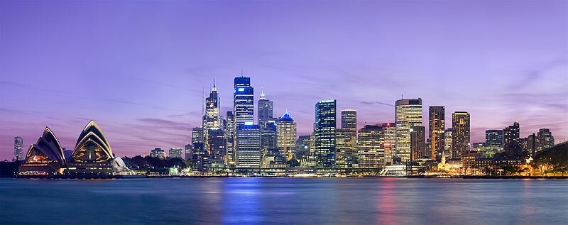 Nachtansicht der Sydney Skyline mit Opernhaus links und beleuchteten Hochhäusern am Hafen
