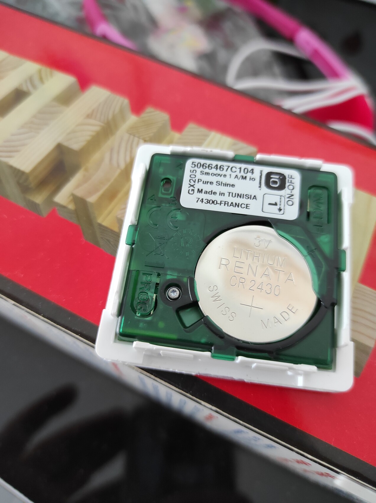 Knopfzellenbatterie CR2430 auf grüner Leiterplatte im Kunststoffgehäuse