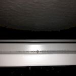 Nahaufnahme eines Fensterrahmens aus Kunststoff mit Dichtung