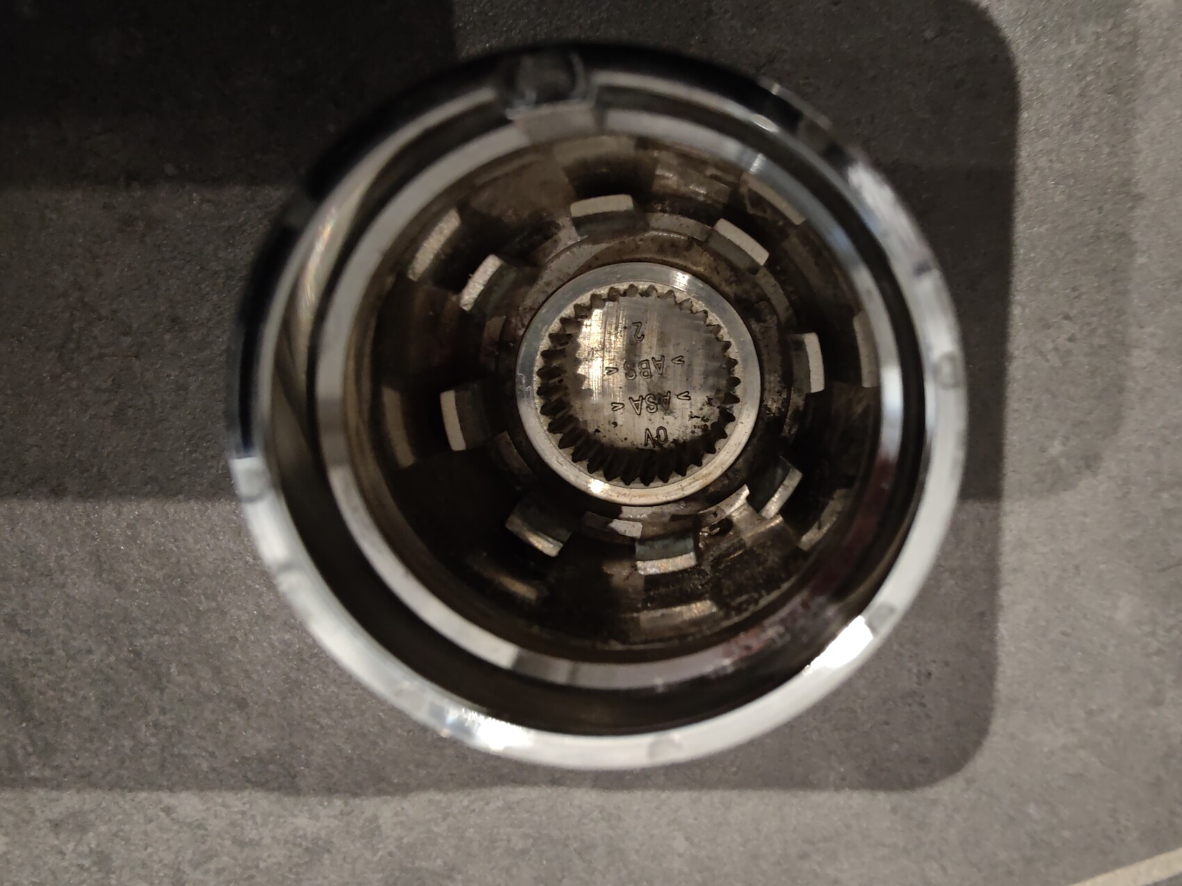 Top-Ansicht eines Metallgehäuses mit innerem Zahnrad.