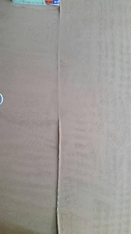 Nahaufnahme einer Kartonverpackung mit Falzlinie und Kante
