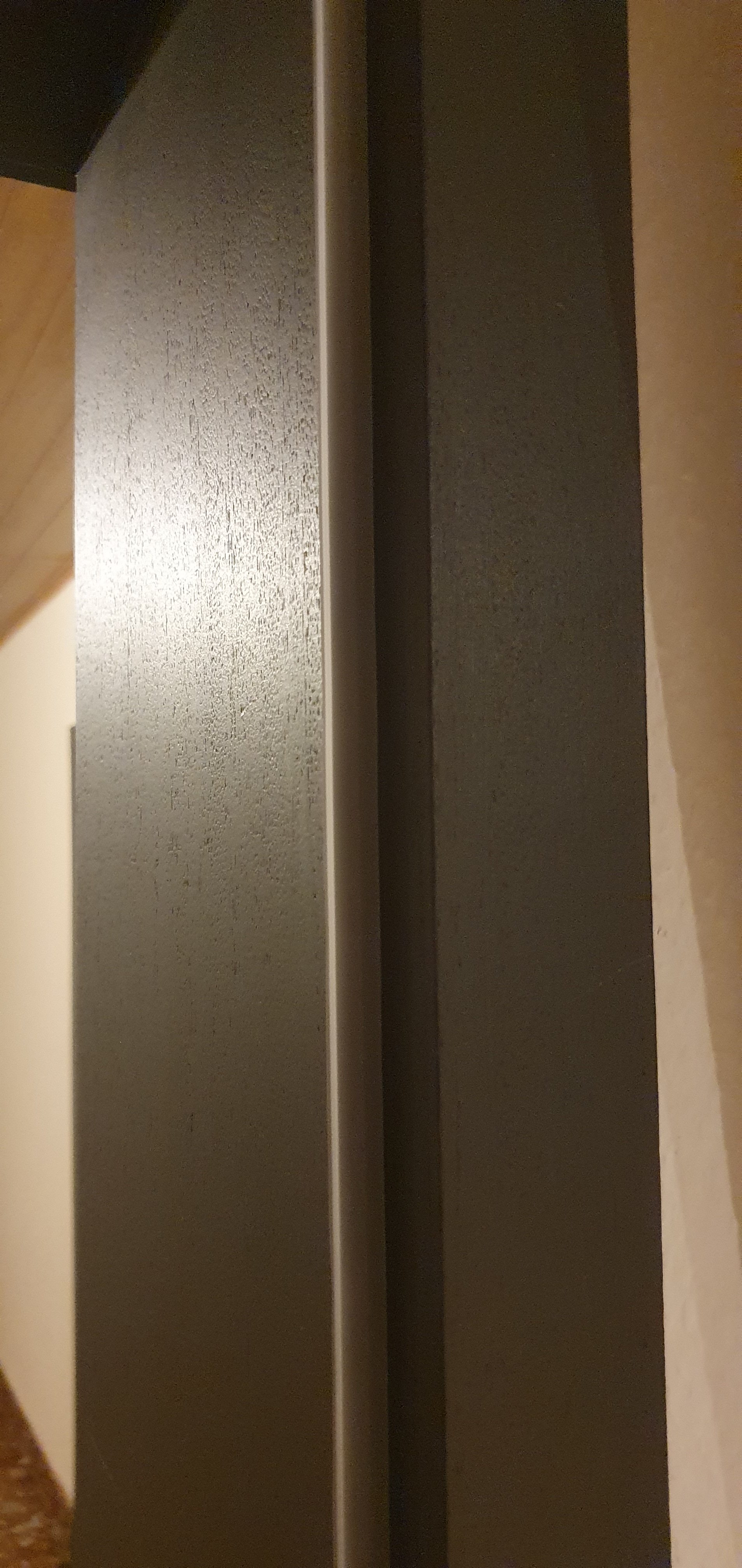 nahaufnahme-metall-tuerrahmen-im-innenbereich.jpg