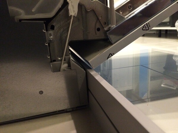 Nahaufnahme eines Metall-Scharnier-Glas-Türsystems mit Führungsschiene