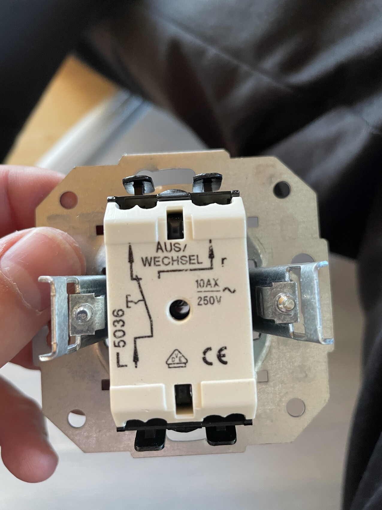 Nahaufnahme eines Wechselschalters (AUS/WECHSEL) mit Metallrahmen
