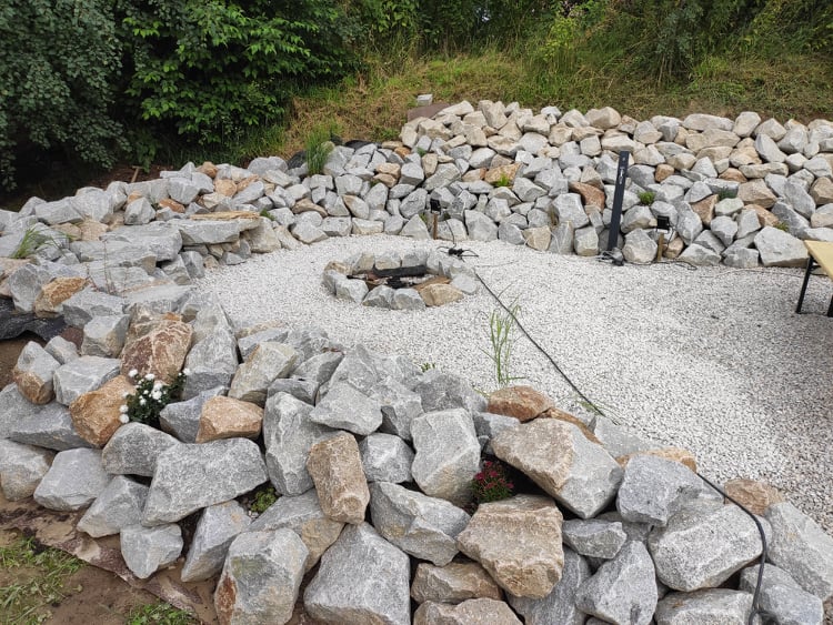 naturfarbene-steine-kiesbelag-garten-feuerstelle.jpg