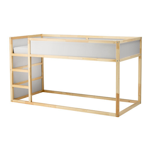 Hochbett aus hellem Holz mit integrierter Treppe links, Schlafebene oben, Freiraum unten.
