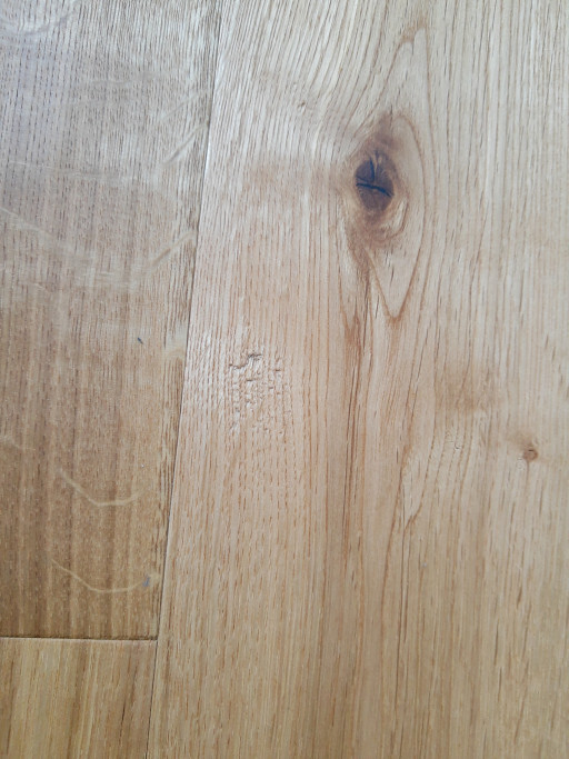 Nahaufnahme eines Naturholzbodens mit Maserung und Knoten