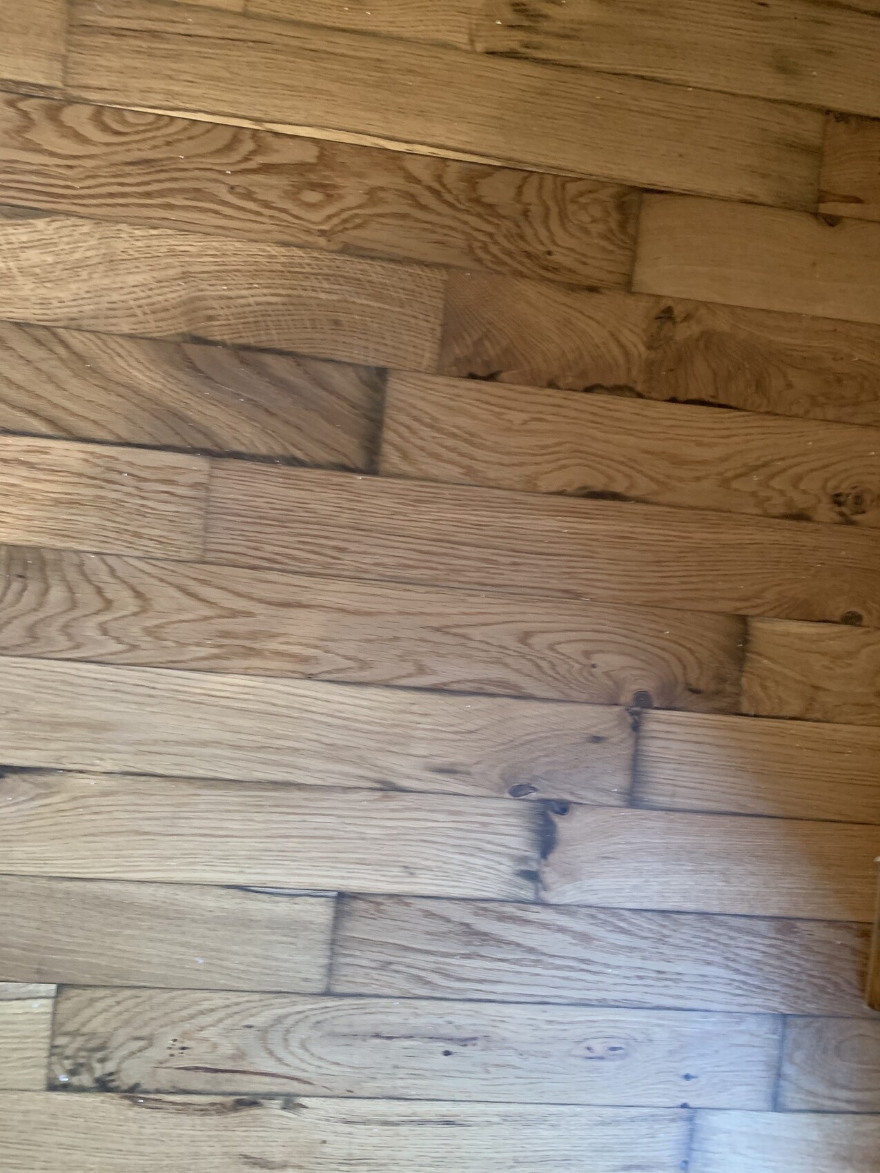 Holzfußboden aus braunen Holzdielen, mit sichtbarer Maserung, Nahaufnahme.