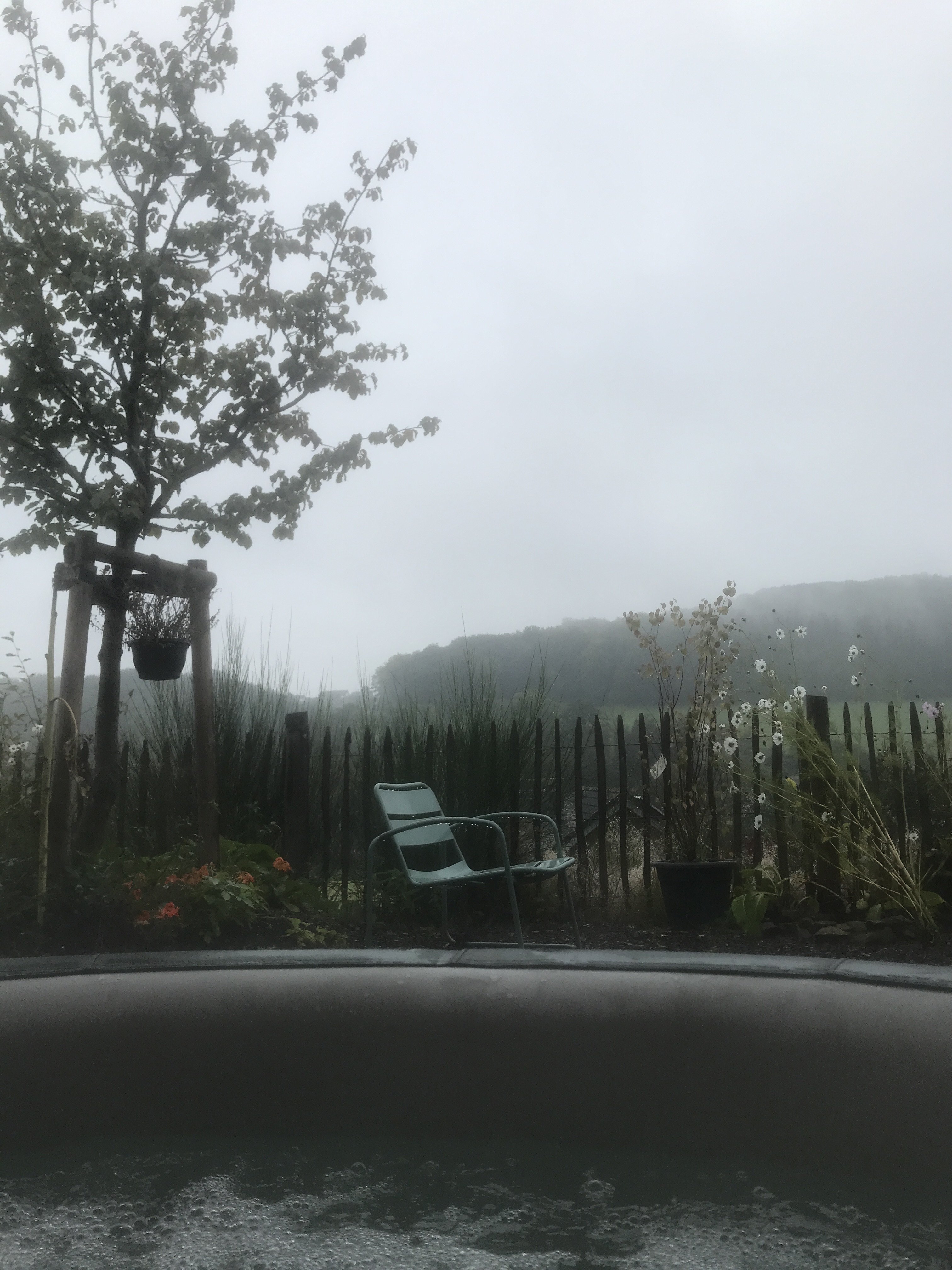 nebelig-garten-zaun-sitzmoebel.jpg