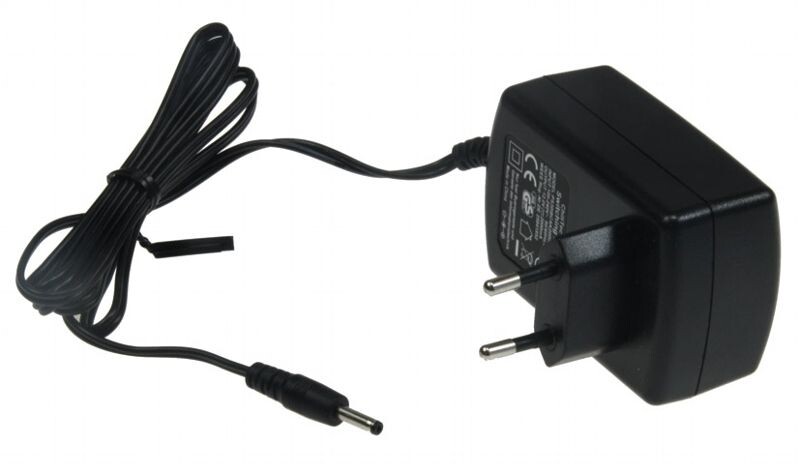 Schwarzes Netzteil mit zwei-poligem Eurostecker und langem Kabel