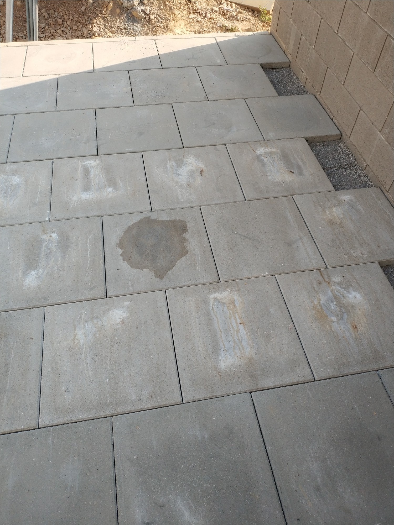 neu-verlegte-terrasse-mit-betonsteinplatten-ist-das-normal-274094-1.jpg